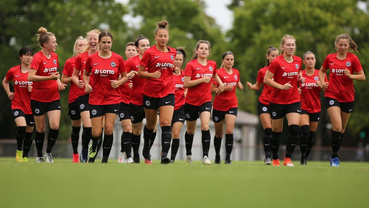 Spielerinnen im Trikot von Eintracht Frankfurt laufen sich warm Spielerinnen im Trikot von Eintracht Frankfurt laufen sich warm