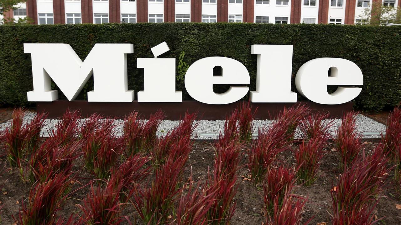 Das Foto zeigt das Logo "Miele" am Hauptsitz der Miele & Cie. KG in Gütersloh (Nordrhein-Westfalen)