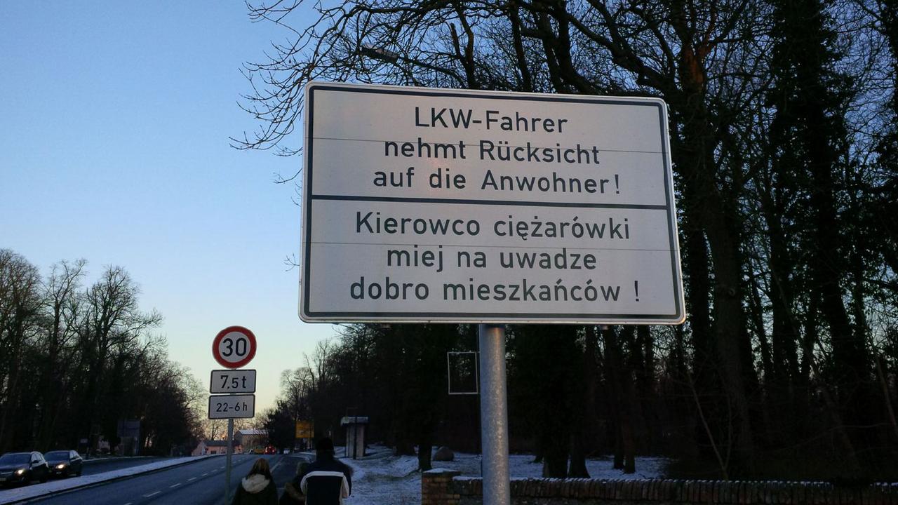 Hinweisschild an der B 104 in Pasewalk aufgenommen, ca. 20 km vor der dt.-poln. Grenze Hinweisschild an der B 104 in Pasewalk aufgenommen, ca. 20 km vor der dt.-poln. Grenze