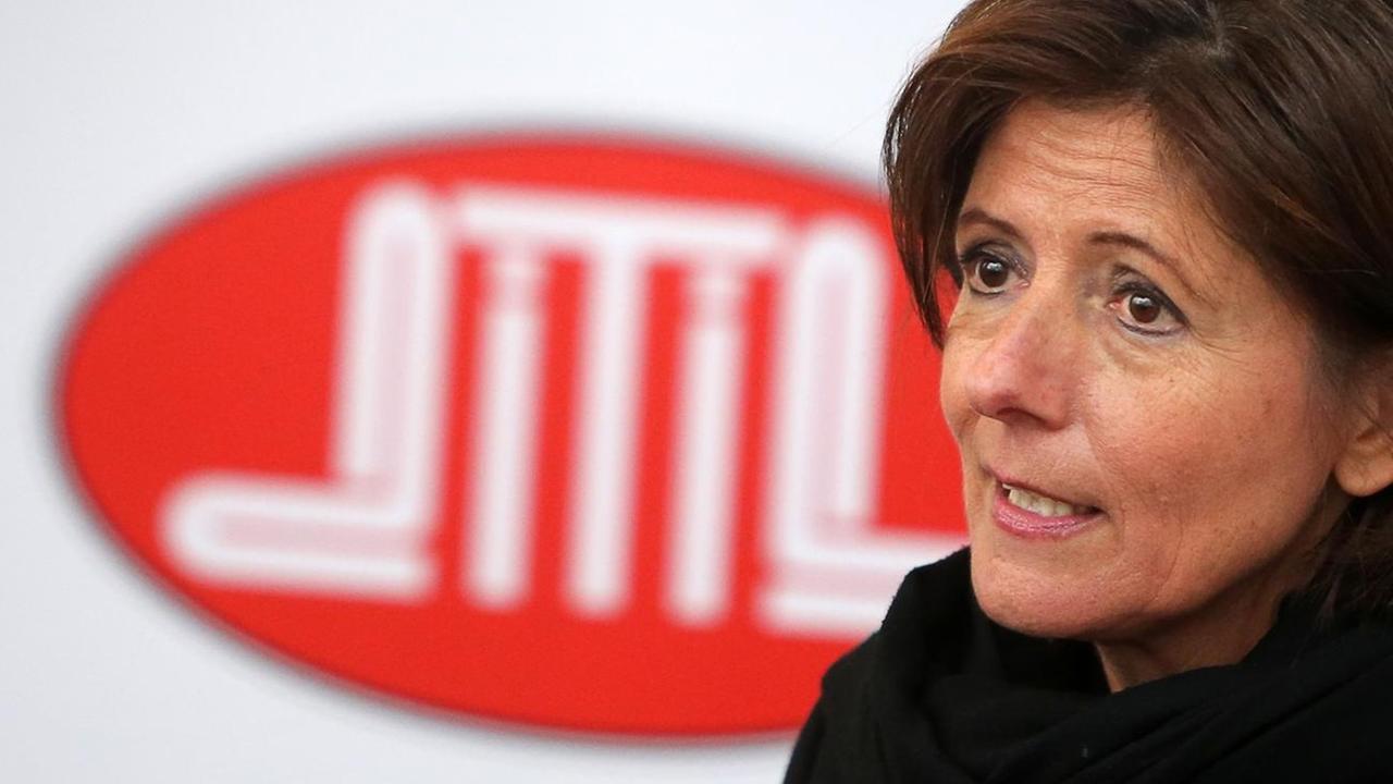 Die Ministerpräsidentin von Rheinland-Pfalz, Malu Dreyer, vor dem Emblem der DITIB. Aus Anlass einer Mahnwacher muslimischer Gruppierungen nach dem Anschlag auf das Satire-Magazin "Charlie Hebdo" 2015. Die Ministerpräsidentin von Rheinland-Pfalz, Malu Dreyer, vor dem Emblem der DITIB. Aus Anlass einer Mahnwacher muslimischer Gruppierungen nach dem Anschlag auf das Satire-Magazin "Charlie Hebdo" 2015.
