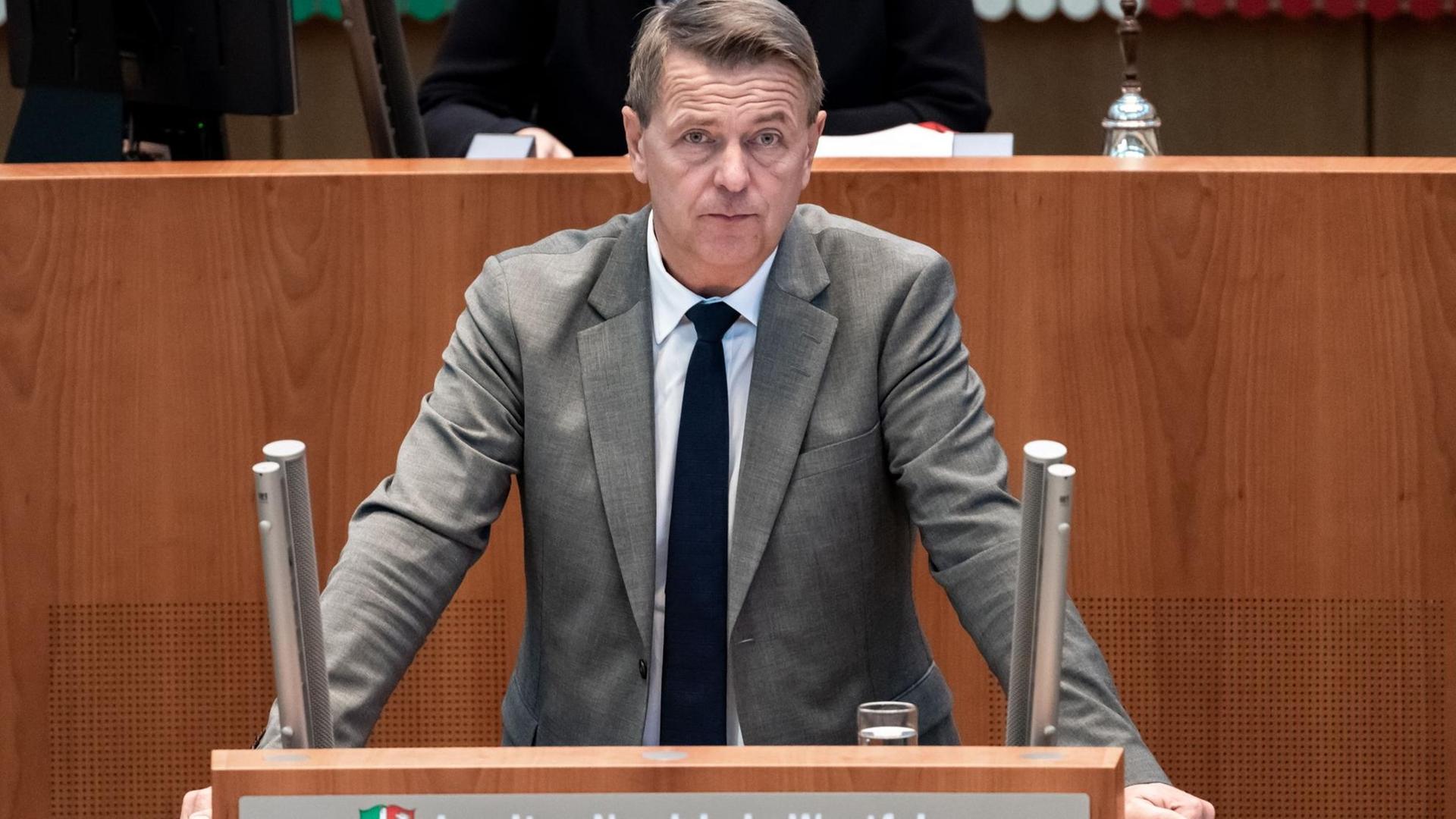Christoph Rasche (FDP) spricht zu den Abgeordneten im nordrhein-westfälischen Landtag Christoph Rasche (FDP) spricht zu den Abgeordneten im nordrhein-westfälischen Landtag