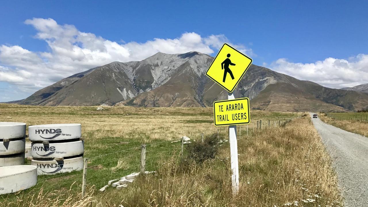 Bilingual im Pazifik - Zweisprachiges Warnschild von der Südinsel Neuseelands.