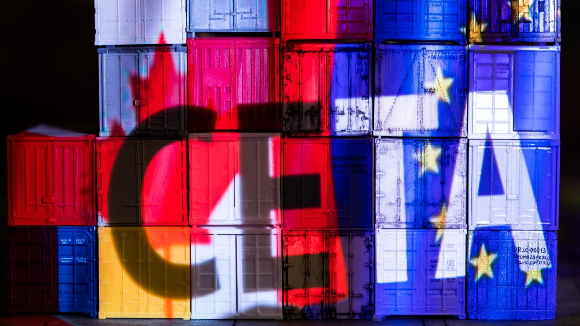 Der Schriftzug CETA (Abkürzung für Comprehensive Economic and Trade Agreement, Canada-EU Trade Agreement) wird am 25.10.2016 in Schwerin (Mecklenburg-Vorpommern) mit einem Beamer auf Container einer Modellbahn-Anlage projiziert. Der Schriftzug CETA (Abkürzung für Comprehensive Economic and Trade Agreement, Canada-EU Trade Agreement) wird am 25.10.2016 in Schwerin (Mecklenburg-Vorpommern) mit einem Beamer auf Container einer Modellbahn-Anlage projiziert.