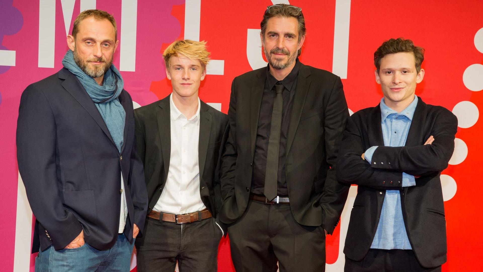 Der dänische Regisseur Martin Pieter Zandvliet (3.v.l.), sowie die Schauspieler Roland Møller, Louis Hofmann und Joel Basman Der dänische Regisseur Martin Pieter Zandvliet (3.v.l.), sowie die Schauspieler Roland Møller, Louis Hofmann und Joel Basman