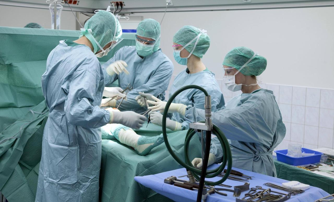 Operation im Krankenhaus: Ein Operationsteam arbeitet an einer Operation am Knie