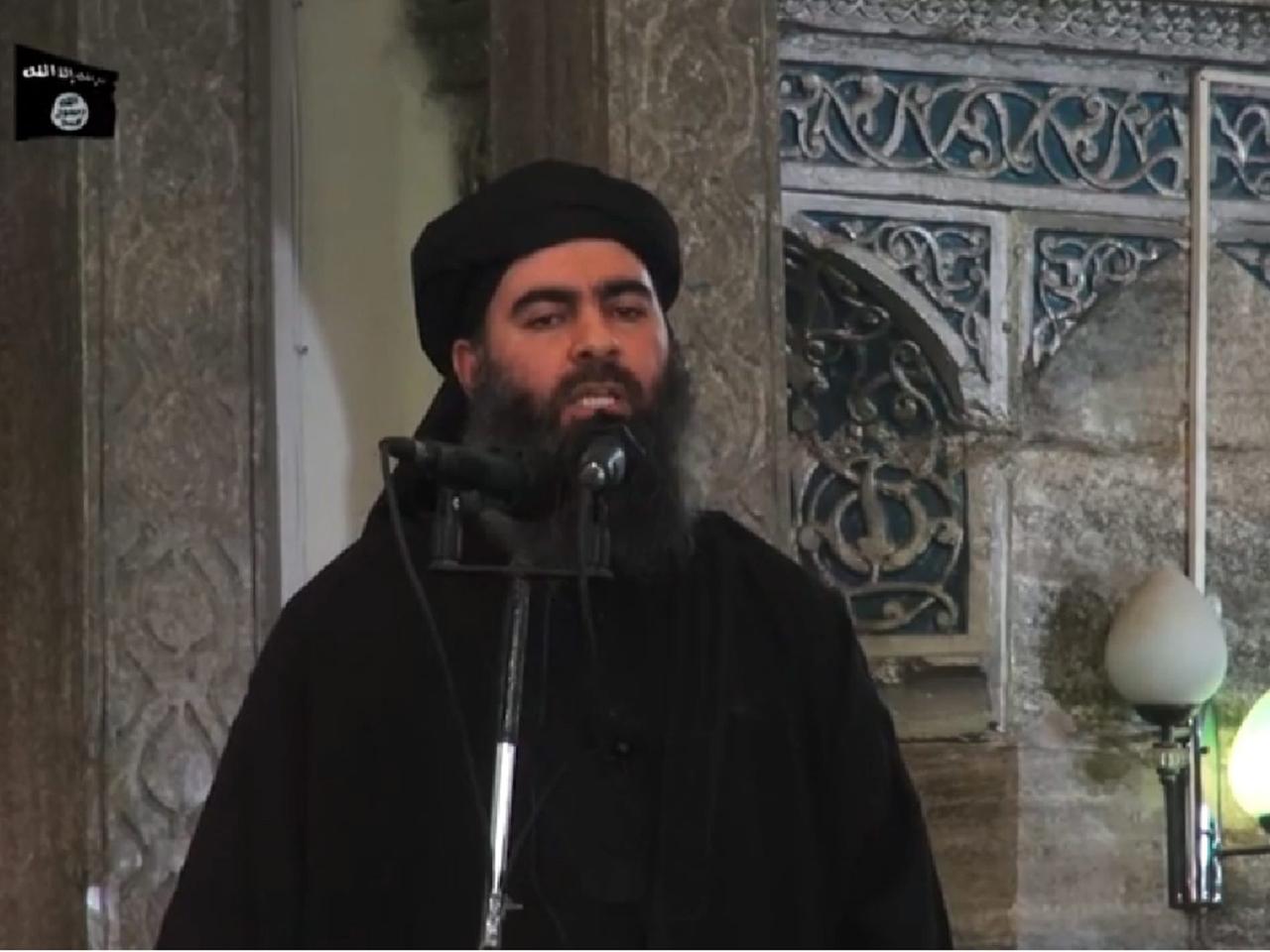 Abu Bakr al-Baghdadi bei der Freitagspredigt in einer Moschee in der nordirakischen Stadt Mossul. Abu Bakr al-Baghdadi bei der Freitagspredigt in einer Moschee in der nordirakischen Stadt Mossul.