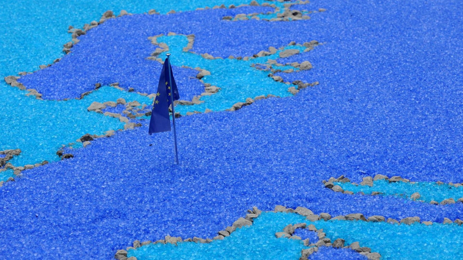 Eine Europa-Flagge steckt auf der Blumenschau "Chrysanthema" in Lahr inmitten einer Europakarte. Eine Europa-Flagge steckt auf der Blumenschau "Chrysanthema" in Lahr inmitten einer Europakarte.