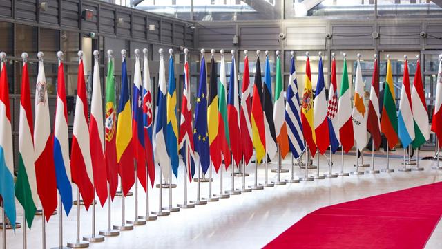 Die Fahnen der 28 EU-Staaten im Gebäude der Europäischen Kommission in Brüssel