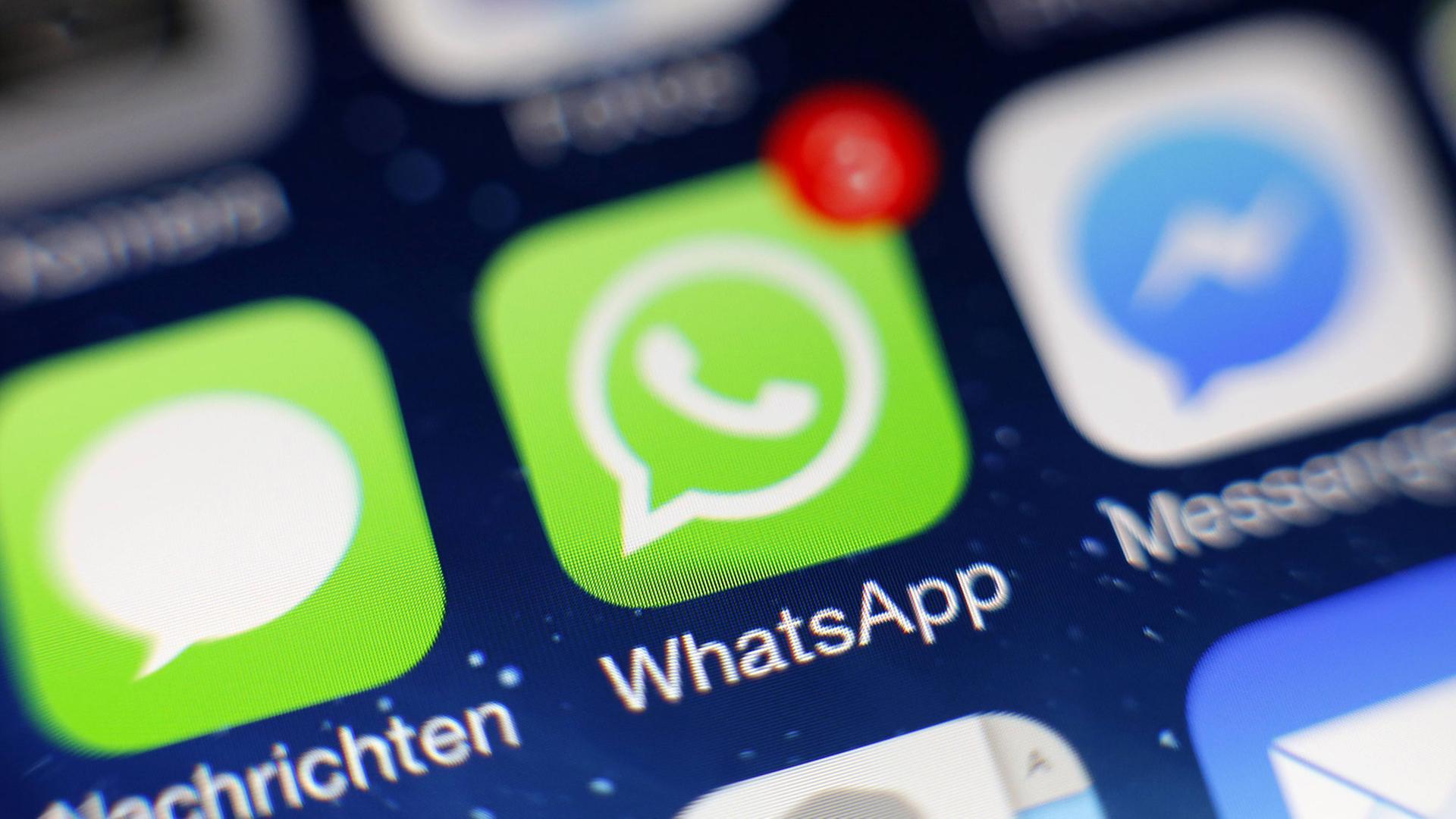 Das WhatsApp-Icon ist auf dem Display eines iPhones zu sehen. Das WhatsApp-Icon ist auf dem Display eines iPhones zu sehen.