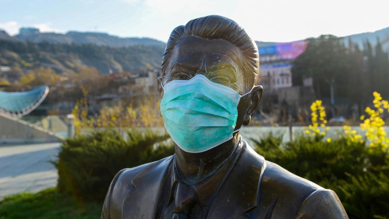 Das Ronald-Reagan-Monument in Tiflis wurde mit einer Maske versehen. Das Ronald-Reagan-Monument in Tiflis wurde mit einer Maske versehen.