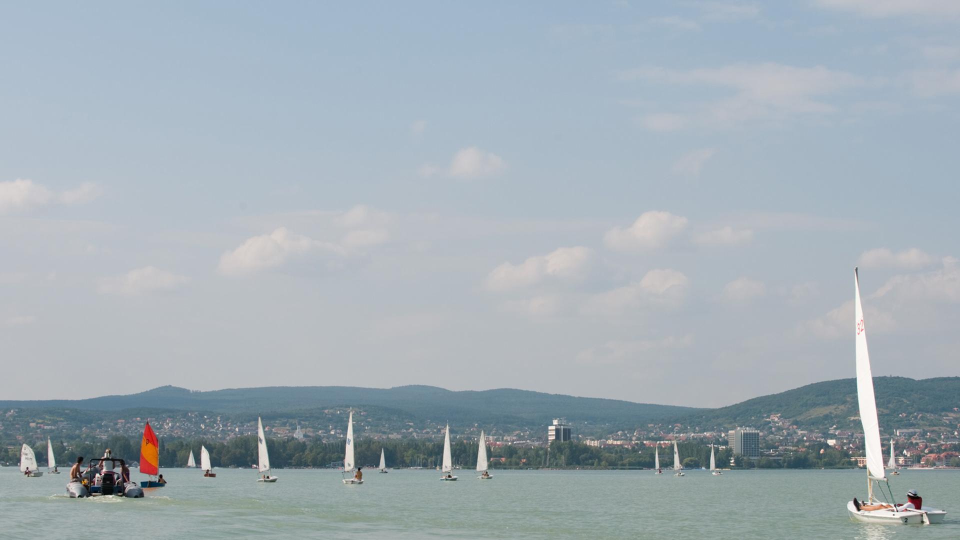 Segelboote auf dem Plattensee bei Budapest in Ungarn Segelboote auf dem Plattensee bei Budapest in Ungarn