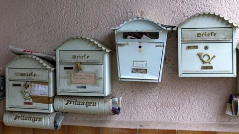 Ungenutzte und teilweise beschädigte Briefkästen hängen am Zugang eines leerstehenden Hauses in der Wismarschen Straße in Schwerin in Mecklenburg-Vorpommern.