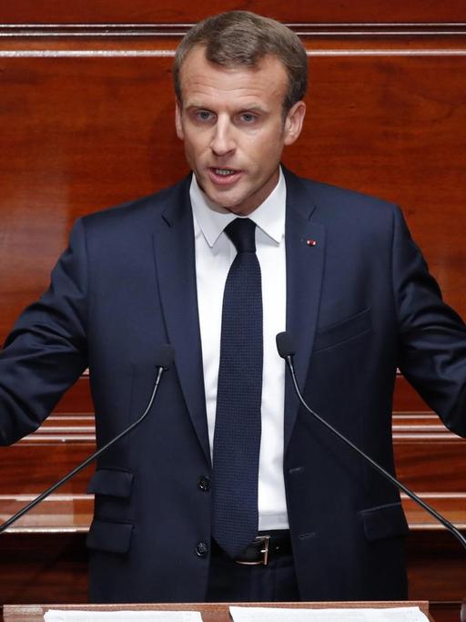 Frankreichs Präsident Macron spricht im Parlament.