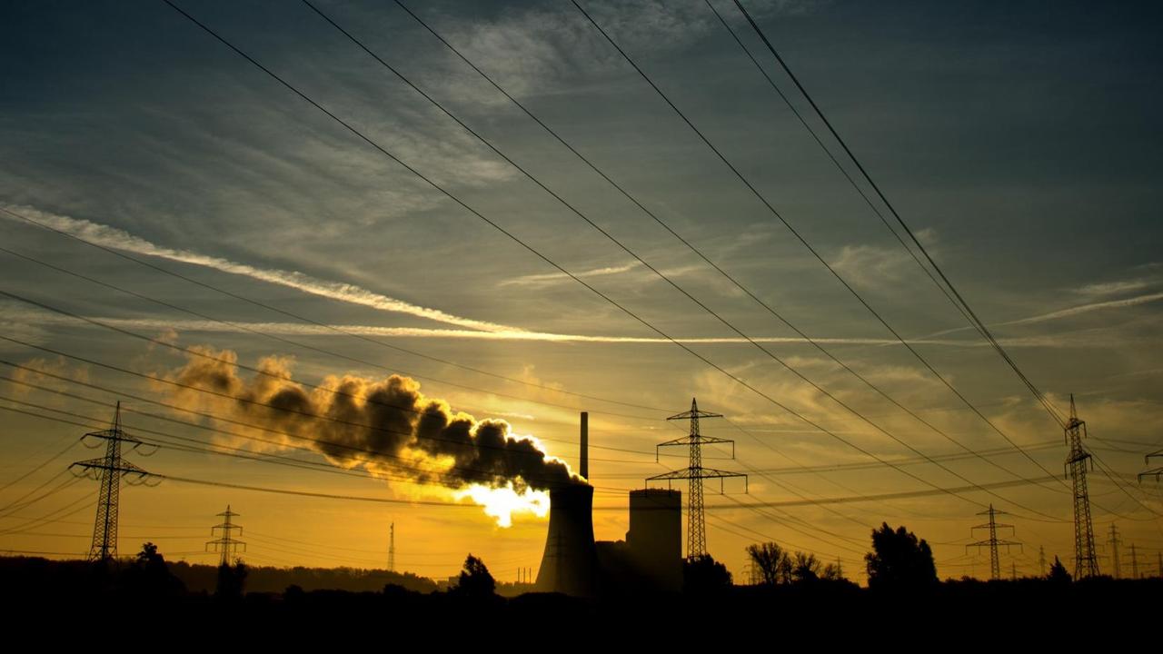 Die aufgehende Sonne taucht am 27.10.2014 den Himmel hinter dem Kohlekraftwerk Mehrum in Hohenhameln im Landkreis Peine (Niedersachsen) in warmes Licht. Die aufgehende Sonne taucht am 27.10.2014 den Himmel hinter dem Kohlekraftwerk Mehrum in Hohenhameln im Landkreis Peine (Niedersachsen) in warmes Licht.