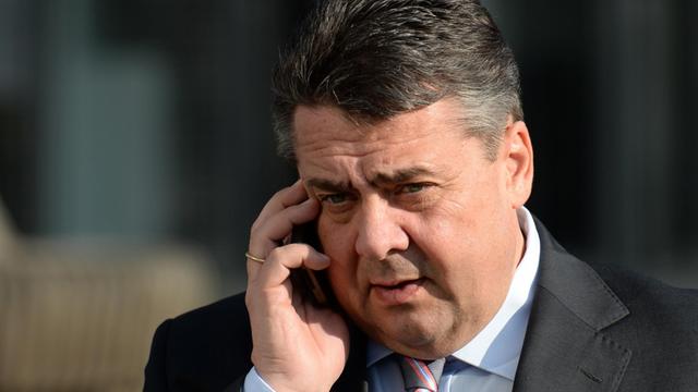 Wirtschaftsminister Sigmar Gabriel (SPD) telefoniert auf seinem Handy.