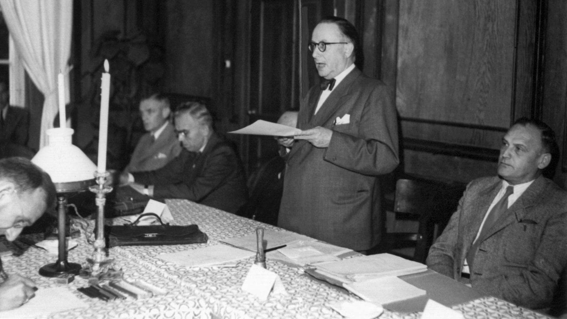 Am 10. August 1948, um 10 Uhr vormittags, eröffnete der Leiter der Bayerischen Staatskanzlei, Staatsminister Dr. Anton Pfeiffer, auf Schloß Herrenchiemsee die über 13 Tage anberaumte Verfassungsversammlung. Am 10. August 1948, um 10 Uhr vormittags, eröffnete der Leiter der Bayerischen Staatskanzlei, Staatsminister Dr. Anton Pfeiffer, auf Schloß Herrenchiemsee die über 13 Tage anberaumte Verfassungsversammlung.