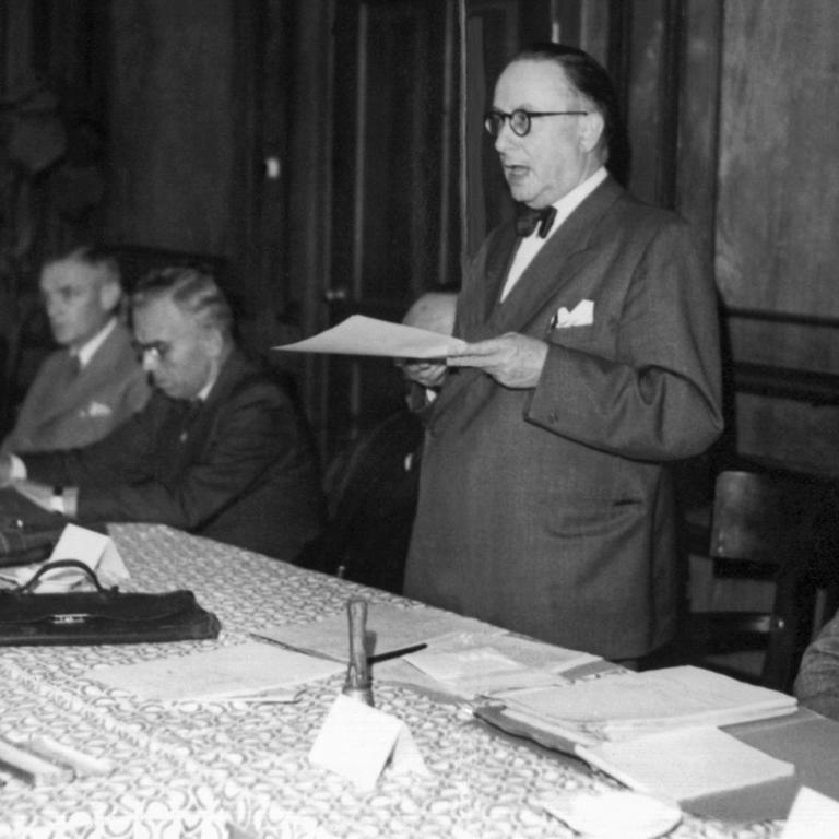 Am 10. August 1948, um 10 Uhr vormittags, eröffnete der Leiter der Bayerischen Staatskanzlei, Staatsminister Dr. Anton Pfeiffer, auf Schloß Herrenchiemsee die über 13 Tage anberaumte Verfassungsversammlung. Am 10. August 1948, um 10 Uhr vormittags, eröffnete der Leiter der Bayerischen Staatskanzlei, Staatsminister Dr. Anton Pfeiffer, auf Schloß Herrenchiemsee die über 13 Tage anberaumte Verfassungsversammlung.