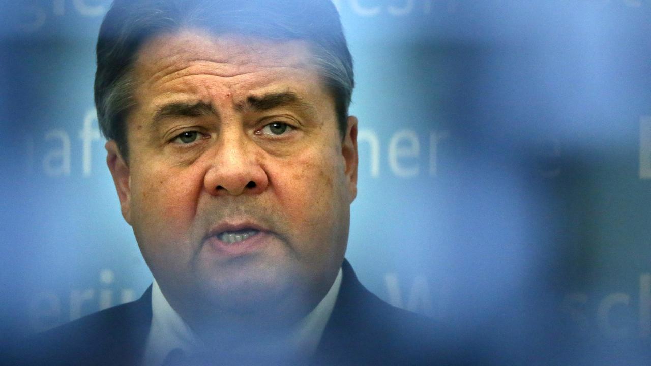 SPD-Chef Sigmar Gabriel bei einer Pressekonferenz SPD-Chef Sigmar Gabriel bei einer Pressekonferenz