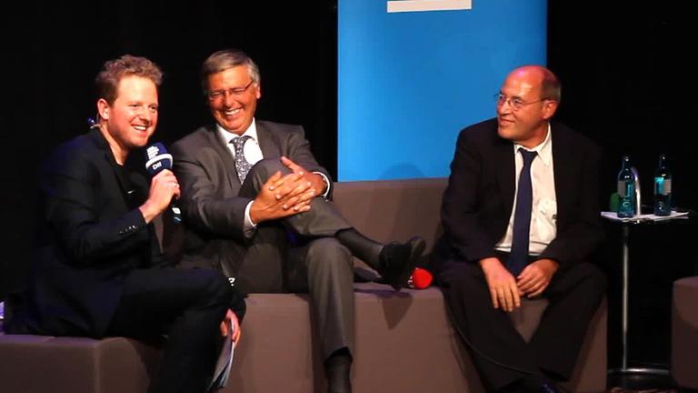 Martin Zingsheim mit Wolfgang Bosbach und Gregor Gysi auf einem Sofa sitzend, alle lachen. Martin Zingsheim mit Wolfgang Bosbach und Gregor Gysi auf einem Sofa sitzend, alle lachen.