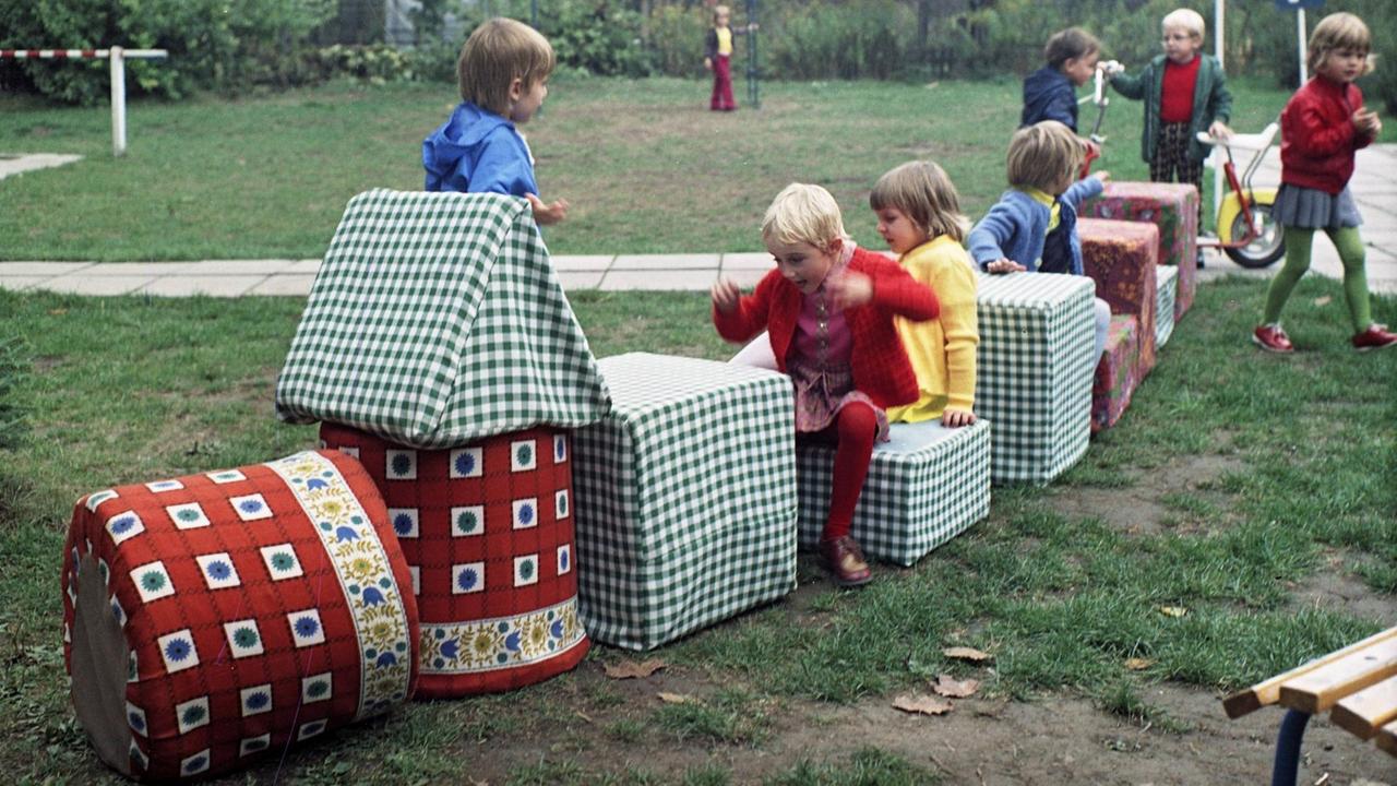 Kinder beim Spielen in der Kindertagesstätte in der Leninstrasse in Rostock, DDR, 1976.