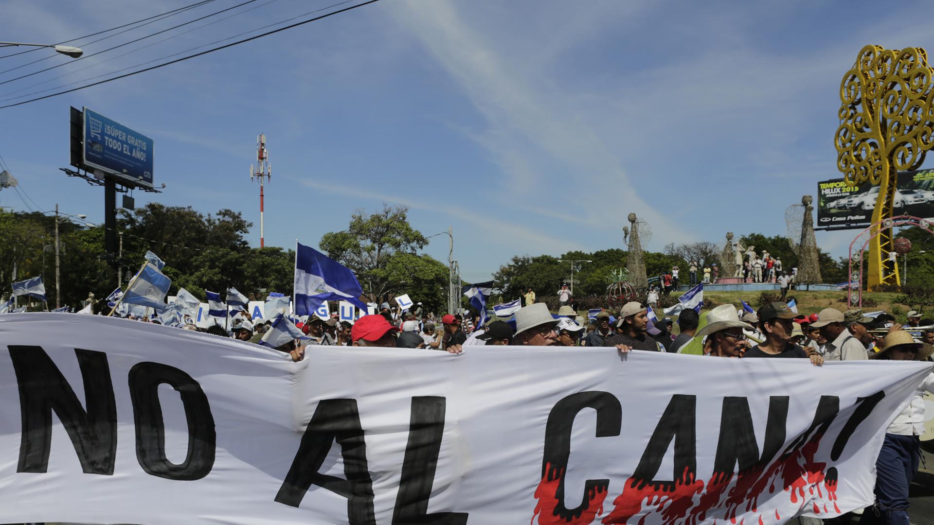 Demonstranten in Nicaraguas Hauptstadt Managua mit einem Banner, auf dem No al canal (Nein zum Kanal) steht.