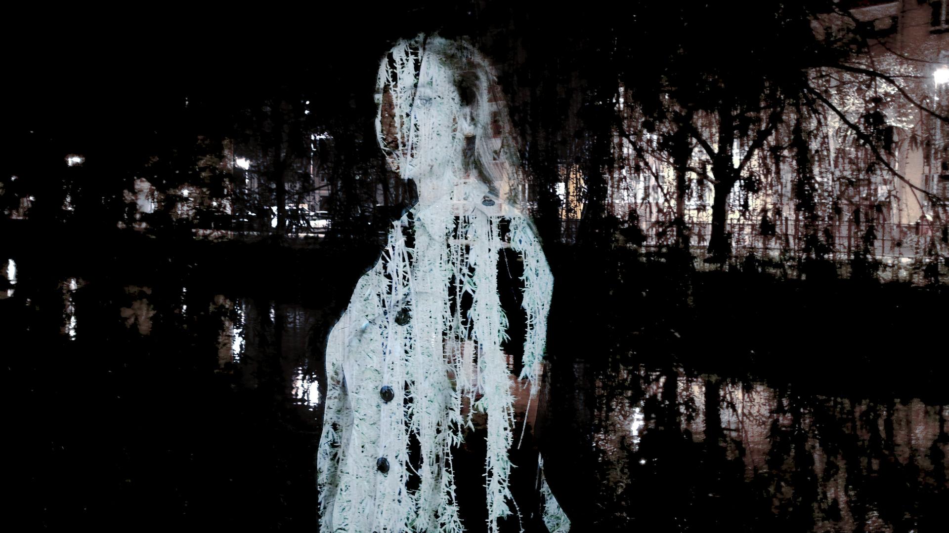 Die Negativ-Silhouette einer Frau. Die Negativ-Silhouette einer Frau.