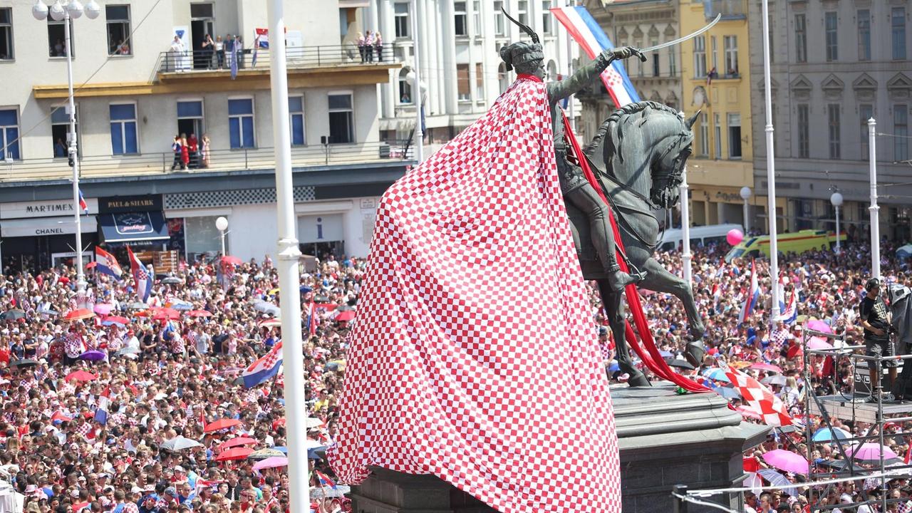 Fans der kroatischen Fußballnationalmannschaft versammeln sich im Stadtzentrum von Zagreb. Fans der kroatischen Fußballnationalmannschaft versammeln sich im Stadtzentrum von Zagreb.