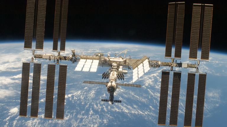 Es bleibt ruhig: Die ISS bekommt Besuch von drei Profi-Astronauten Es bleibt ruhig: Die ISS bekommt Besuch von drei Profi-Astronauten