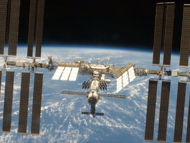 Es bleibt ruhig: Die ISS bekommt Besuch von drei Profi-Astronauten
