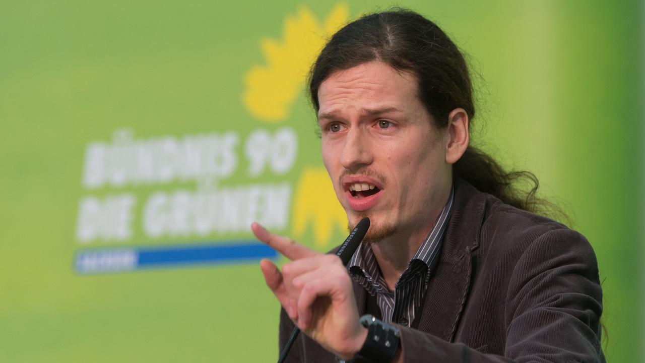 Der Delegierte Jürgen Kasek 2014 auf dem Landesparteitag von Bündnis 90/Die Grünen in Dresden (Sachsen) Der Delegierte Jürgen Kasek 2014 auf dem Landesparteitag von Bündnis 90/Die Grünen in Dresden (Sachsen)
