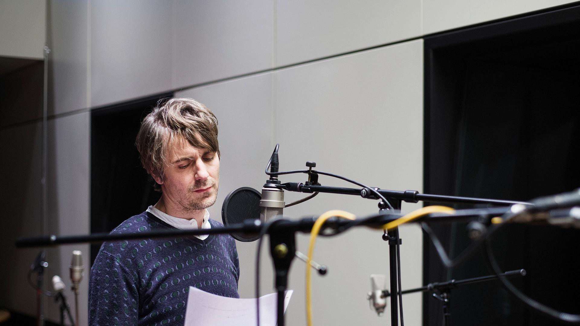 Der Schauspieler Jens Harzer steht im Studio am Mikrofon. Der Schauspieler Jens Harzer steht im Studio am Mikrofon.