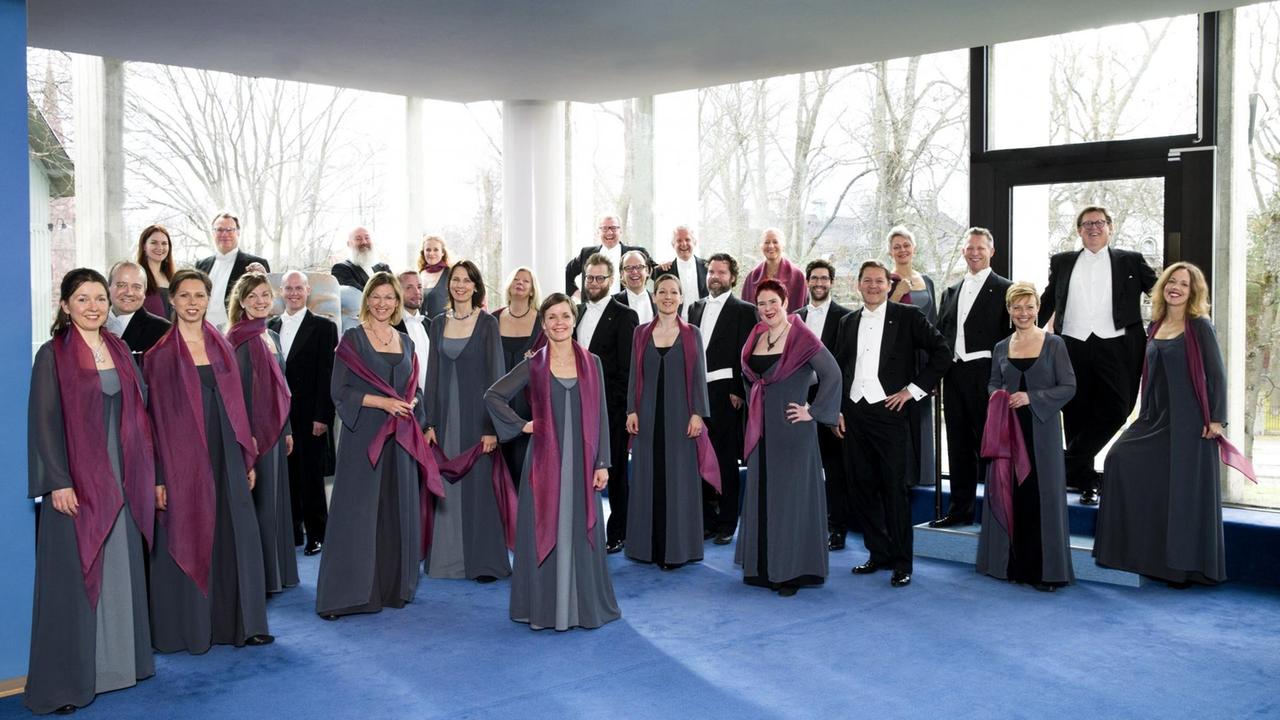 Der Chor steht breit aufgefächert in einem modernen hellen Raum. Der Chor steht breit aufgefächert in einem modernen hellen Raum.