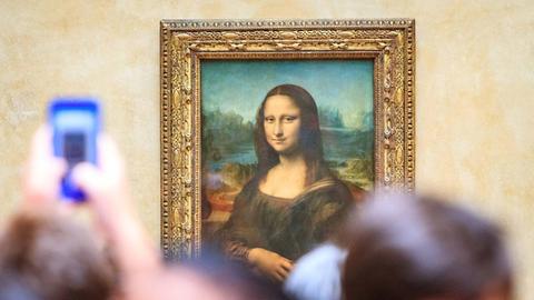 Das weltberühmte Ölgemälde "Mona Lisa" von Leonardo da Vinci hängt im Louvre Museum in Paris.