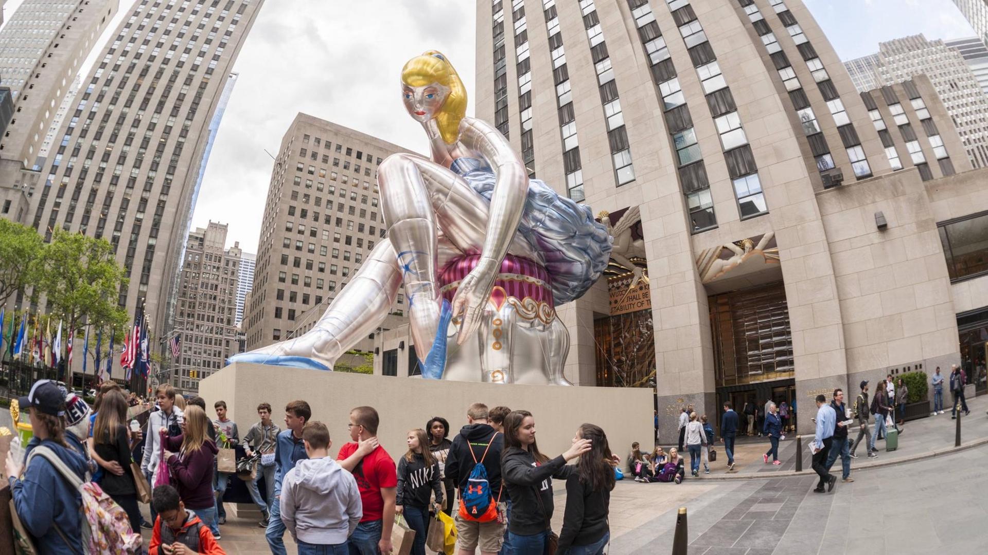 Sitzende Ballerina von Jeff Koons auf dem Rockefeller Plaza in New York Sitzende Ballerina von Jeff Koons auf dem Rockefeller Plaza in New York