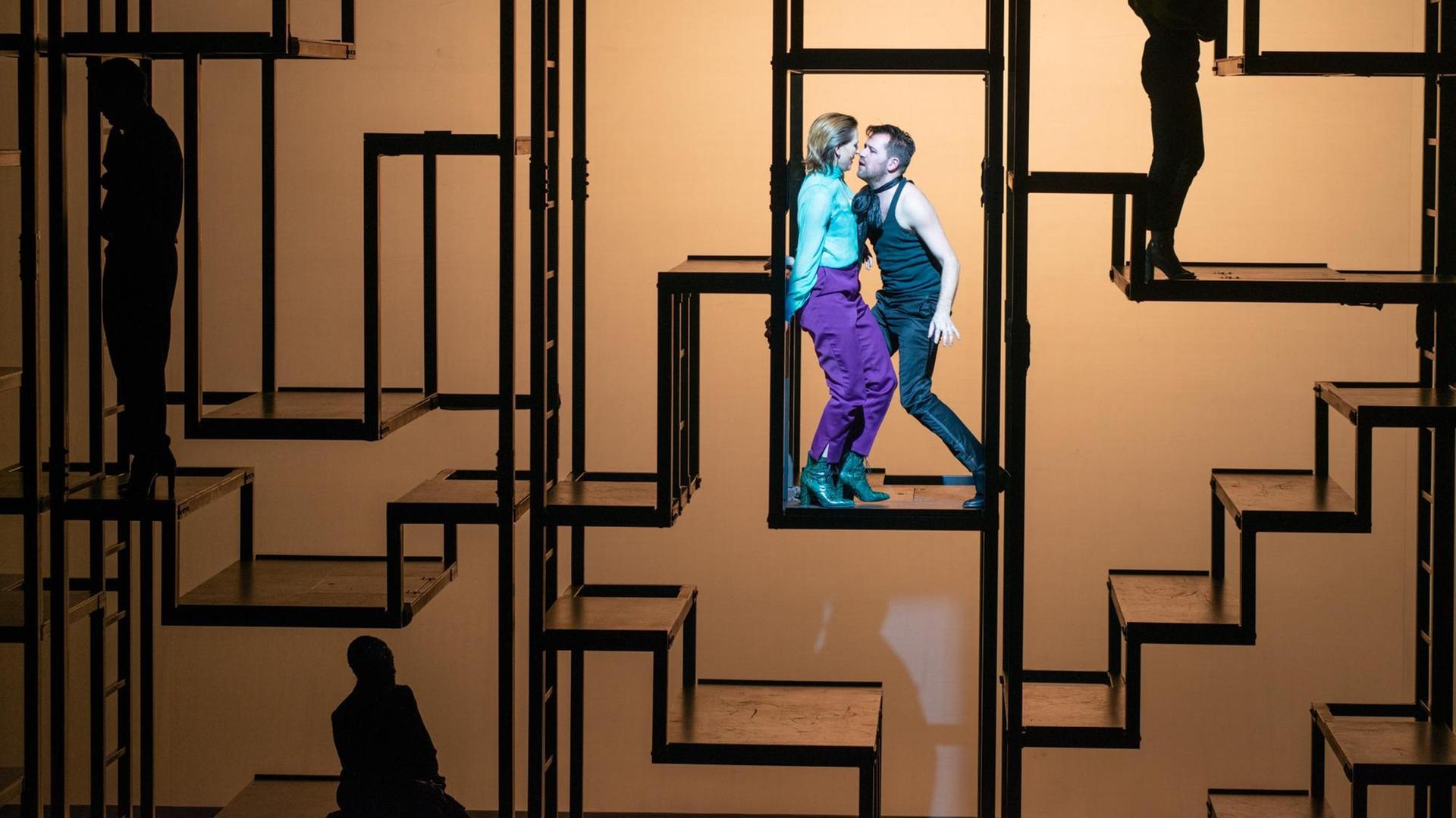 Bettina Hoppe und Nico Holonics in einer Szene der "Dreigroschenoper" in der Inszenierung von Barrie Kosky. Bettina Hoppe und Nico Holonics in einer Szene der "Dreigroschenoper" in der Inszenierung von Barrie Kosky.