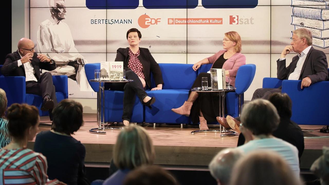 Birte Förster (2. v.l.) und Eckart Conze (r.) bei einer Diskussion im Rahmen der Frankfurter Buchmesse 2018. Birte Förster (2. v.l.) und Eckart Conze (r.) bei einer Diskussion im Rahmen der Frankfurter Buchmesse 2018.