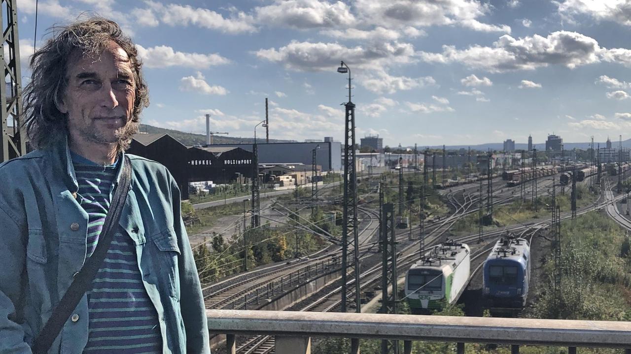 Der Historiker Günther Siedbürger auf der Eisenbahnbrücke am Güterbahnhof Göttingen Der Historiker Günther Siedbürger auf der Eisenbahnbrücke am Güterbahnhof Göttingen