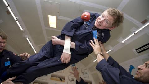 Der gelähmte britische Astrophysiker Stephen Hawking hat am 26.04.2007 einen Ausflug in die Schwerelosigkeit unternommen. Der an den Folgen der Muskelschwäche ALS leidende Hawking erlebte nach Medienberichten das Abenteuer an Bord einer modifizierten Boeing 727. Der Wissenschaftler wirkt bei seinem Flug in der ausgepolsterten Kabine völlig gelöst und glücklich. Der mehr als einstündige Flug startete auf der Shuttle-Landebahn am Kennedy-Raumfahrtzentrum der NASA in Florida. Die Parabelflüge fanden über dem Atlantik statt. Foto: Zero Gravity Corporation +++(c) dpa - Report+++Fotograf:DB gozerog