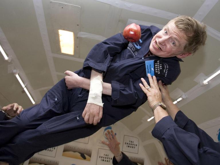 Der gelähmte britische Astrophysiker Stephen Hawking hat am 26.04.2007 einen Ausflug in die Schwerelosigkeit unternommen. Der an den Folgen der Muskelschwäche ALS leidende Hawking erlebte nach Medienberichten das Abenteuer an Bord einer modifizierten Boeing 727. Der Wissenschaftler wirkt bei seinem Flug in der ausgepolsterten Kabine völlig gelöst und glücklich. Der mehr als einstündige Flug startete auf der Shuttle-Landebahn am Kennedy-Raumfahrtzentrum der NASA in Florida. Die Parabelflüge fanden über dem Atlantik statt. Foto: Zero Gravity Corporation +++(c) dpa - Report+++Fotograf:DB gozerog