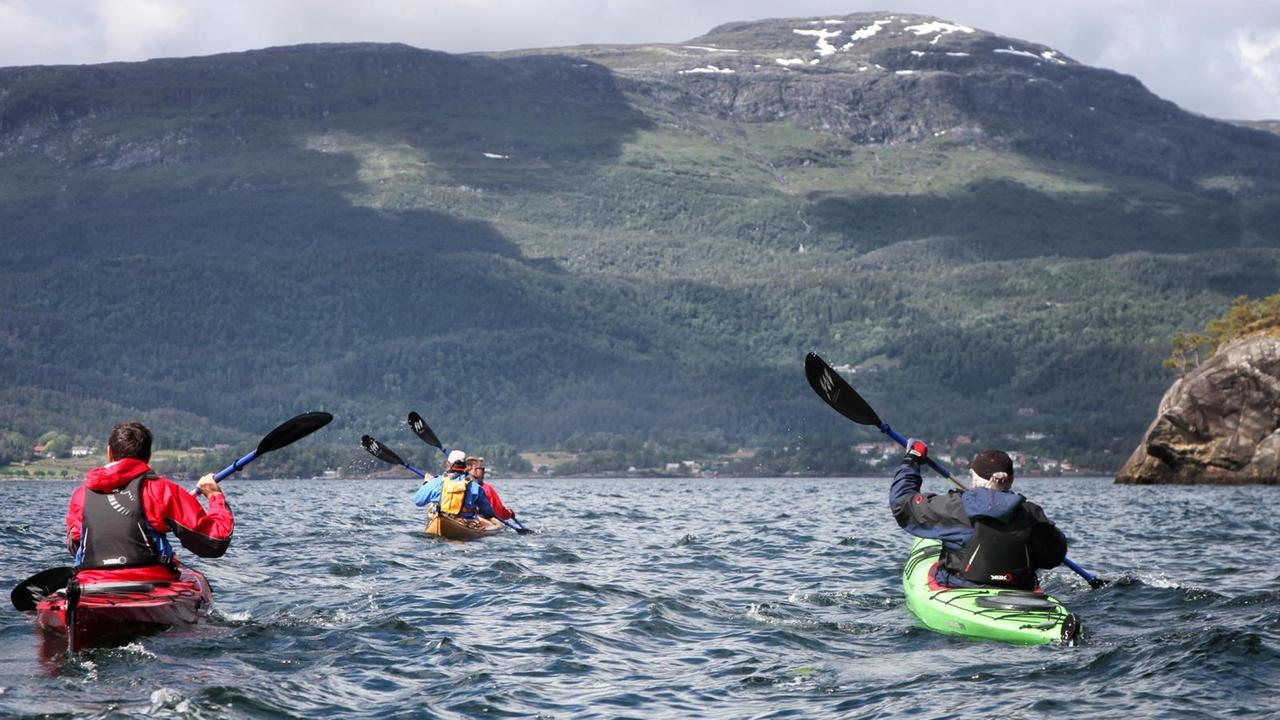 Kajakfahrer in einem norwegischen Fjord Kajakfahrer in einem norwegischen Fjord