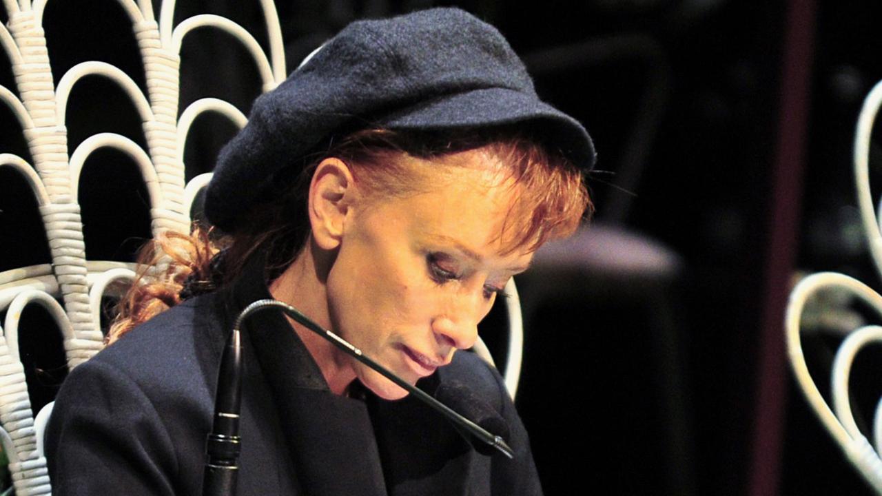 Autorin Sibylle Berg liest bei der Premiere des Romans "Vielen Dank für das Leben" am 01.10.2012 in Stuttgart (Baden-Württemberg) auf der Bühne vor. Autorin Sibylle Berg liest bei der Premiere des Romans "Vielen Dank für das Leben" am 01.10.2012 in Stuttgart (Baden-Württemberg) auf der Bühne vor.