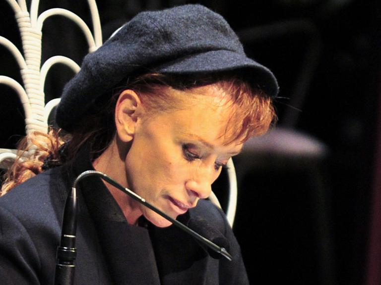 Autorin Sibylle Berg liest bei der Premiere des Romans "Vielen Dank für das Leben" am 01.10.2012 in Stuttgart (Baden-Württemberg) auf der Bühne vor.