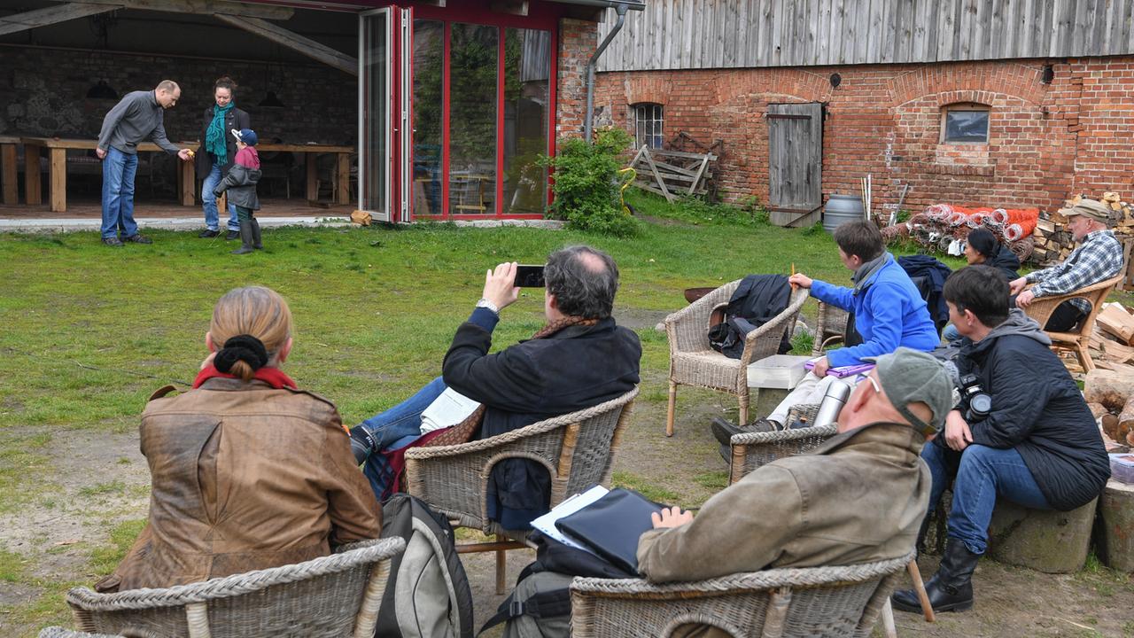 Eine Szene zum Theaterprojekt «Die Heiden von Kummerow» des «Theaters 89» wird am 05.05.2017 auf einem Bauernhof in Biesenbrow (Brandenburg) geprobt. Eine Szene zum Theaterprojekt «Die Heiden von Kummerow» des «Theaters 89» wird am 05.05.2017 auf einem Bauernhof in Biesenbrow (Brandenburg) geprobt.