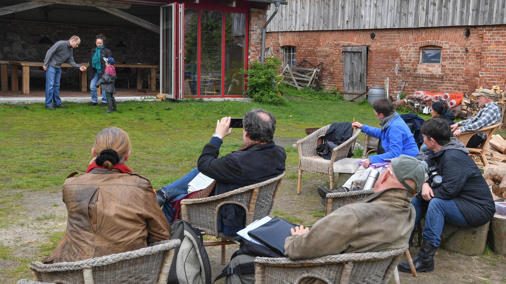 Eine Szene zum Theaterprojekt «Die Heiden von Kummerow» des «Theaters 89» wird am 05.05.2017 auf einem Bauernhof in Biesenbrow (Brandenburg) geprobt. Eine Szene zum Theaterprojekt «Die Heiden von Kummerow» des «Theaters 89» wird am 05.05.2017 auf einem Bauernhof in Biesenbrow (Brandenburg) geprobt.