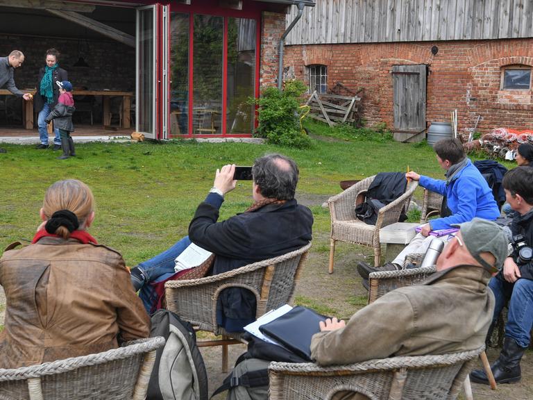 Eine Szene zum Theaterprojekt «Die Heiden von Kummerow» des «Theaters 89» wird am 05.05.2017 auf einem Bauernhof in Biesenbrow (Brandenburg) geprobt.