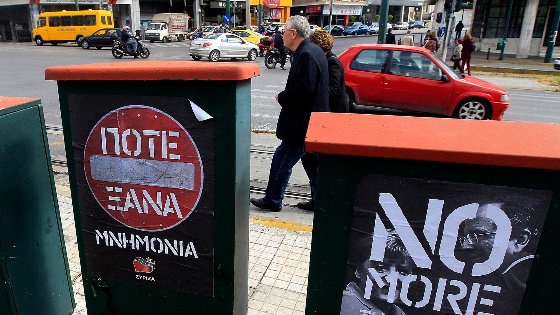 Protest-Plakate der griechischen Oppositionspartei Syriza Protest-Plakate der griechischen Oppositionspartei Syriza