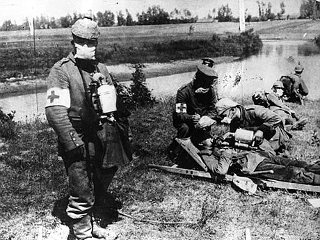 Deutsche Rote-Kreuz-Mitarbeiter versorgen Soldaten, die wärend Kampfhandlungen im 1. Weltkrieg mit Kampfgas in Berührung kamen.