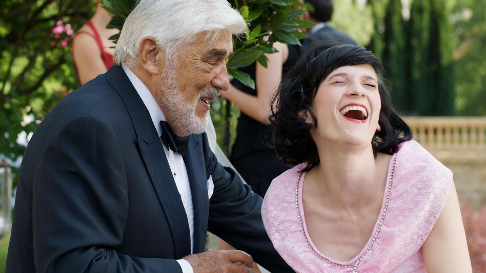 Hermann von Kirsch (Mario Adorf) und Emily Schenk (Maria Kwiatkowsky) im Film "Die Erfindung der Liebe" Hermann von Kirsch (Mario Adorf) und Emily Schenk (Maria Kwiatkowsky) im Film "Die Erfindung der Liebe"