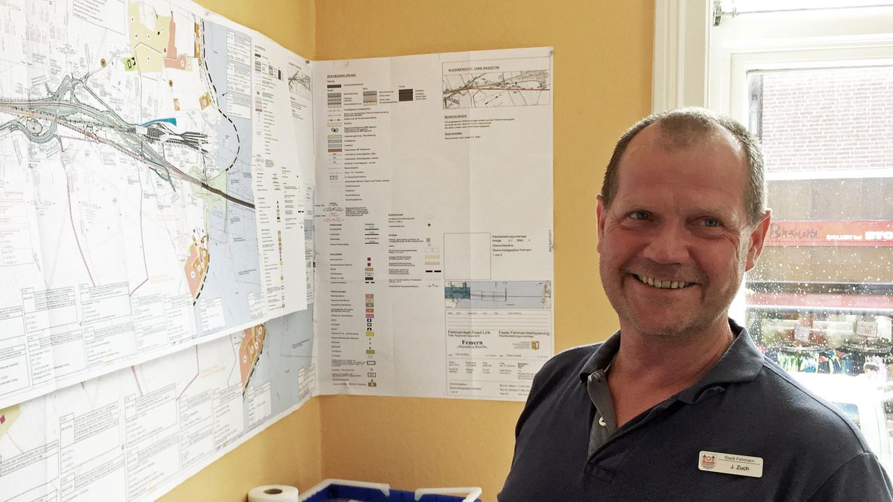 Jürgen Zuch, Regionalmanager für die feste Fehmarnbelt- und Fehmarnsundquerung für Fehmarn und Großenbrode in seinem Büro im Rathaus von Burg Jürgen Zuch, Regionalmanager für die feste Fehmarnbelt- und Fehmarnsundquerung für Fehmarn und Großenbrode in seinem Büro im Rathaus von Burg