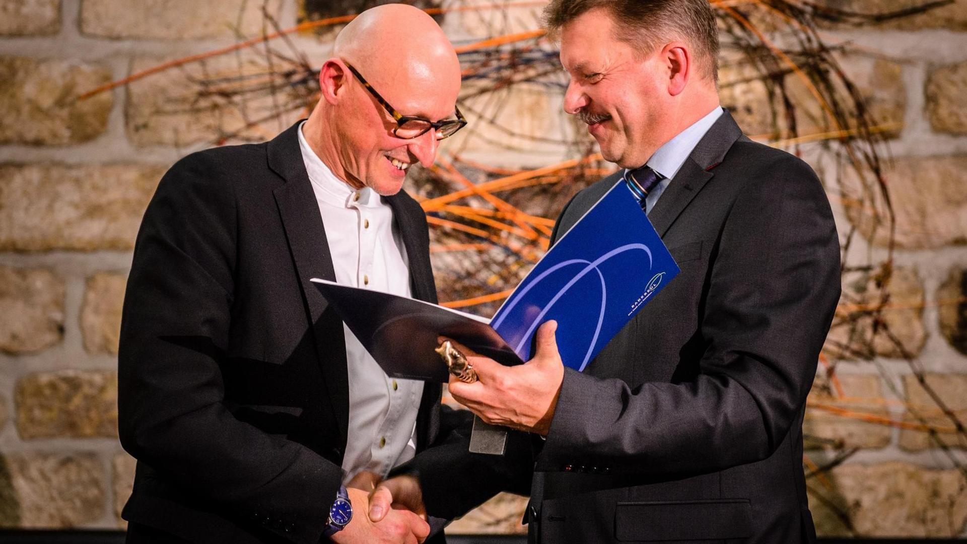 2013 überreichte Radebeuls Oberbürgermeister Bert Wendsche (r) dem Lyriker Jörg Bernig den Radebeuler Kunstpreis. 2013 überreichte Radebeuls Oberbürgermeister Bert Wendsche (r) dem Lyriker Jörg Bernig den Radebeuler Kunstpreis.